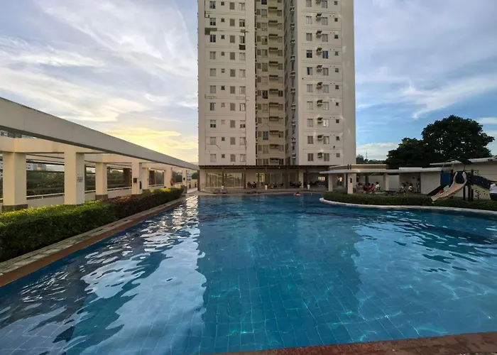 Bed And Pool In Avida Towers It Park